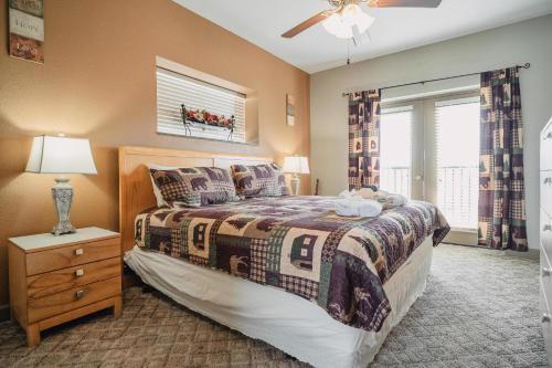 a bedroom with a bed and a window at MVC - Unit 2701 - Sweet Bear in Pigeon Forge