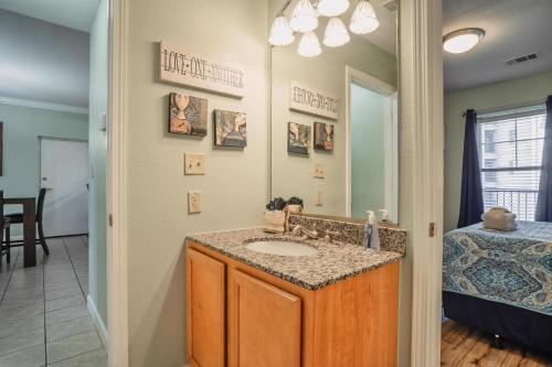 La salle de bains est pourvue d'un lavabo et d'un miroir. dans l'établissement MVC - Unit 1505 - Bearly Available, à Pigeon Forge