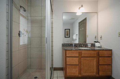 un baño con lavabo y ducha en MVC - Unit 2307, en Pigeon Forge