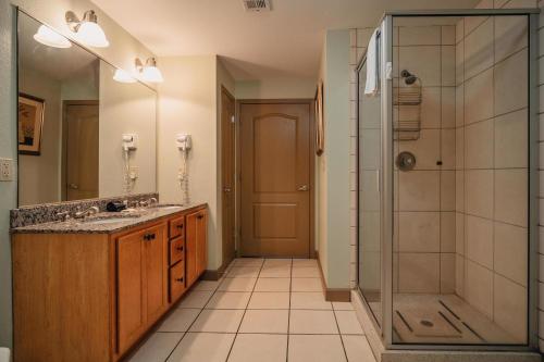 y baño con ducha, lavabo y cabina de ducha. en MVC - Unit 2705, en Pigeon Forge
