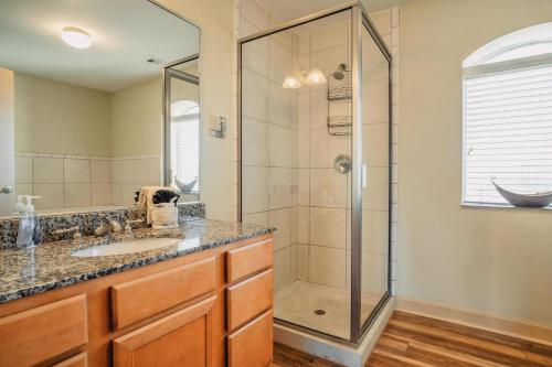 un baño con ducha y lavabo en MVC - Unit 1601- Sweet Butterfly, en Pigeon Forge