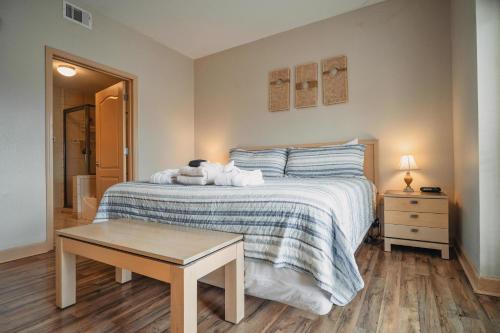 una camera da letto con un letto con un orsacchiotto sopra di MVC - Unit 1305 a Pigeon Forge