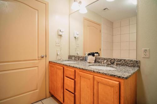 un bagno con due lavandini e un grande specchio di MVC - Unit 1305 a Pigeon Forge