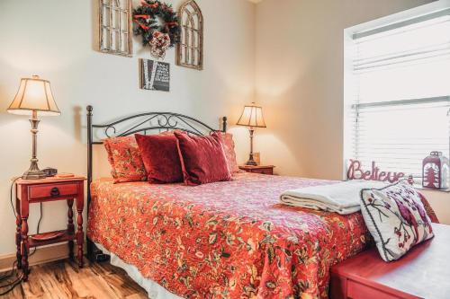 a bedroom with a bed and two lamps and a window at MVC - Unit 5707 - Hawks Nest in Pigeon Forge