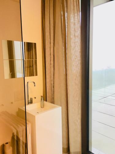 Attersee Luxury Design Villa with dream views, large Pool and Saunaにあるバスルーム