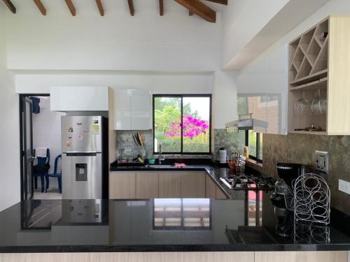 Il comprend une cuisine équipée d'un réfrigérateur et d'un comptoir. dans l'établissement Casa Campestre Altamira, à Los Curos