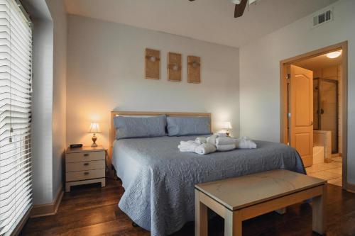 Una cama o camas en una habitación de MVC - Unit 1402