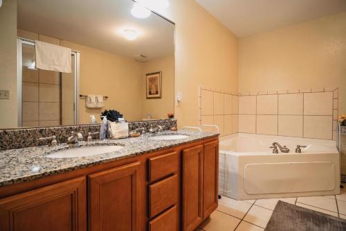Un baño con dos lavabos, una bañera y un inodoro. en MVC - Unit 2103 - Berlin of the South, en Pigeon Forge
