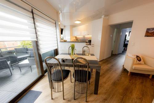 a kitchen and dining room with a table and chairs at Wohnung Hirschhöhe im Taunus in Neu-Anspach