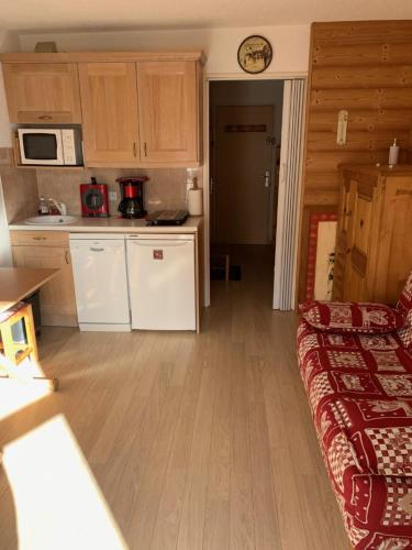 une cuisine et un salon avec un canapé dans l'établissement STUDIO Aux 2 ALPES, à Vénosc