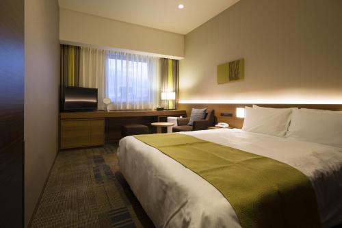 Tempat tidur dalam kamar di Hotel Sunroute Chiba