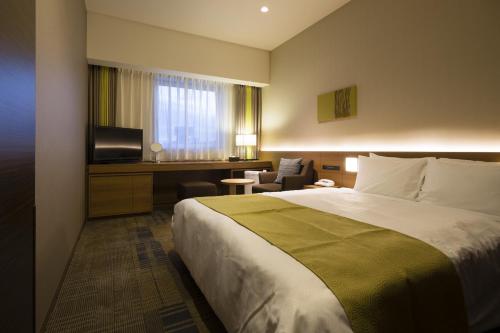 Postel nebo postele na pokoji v ubytování Hotel Sunroute Chiba