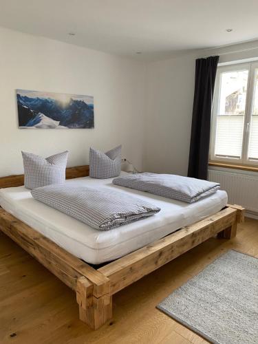 2 Betten auf einer hölzernen Plattform in einem Zimmer in der Unterkunft Haus Bergblick "Staufen" mit 2 Schlafzimmer in Oberstaufen