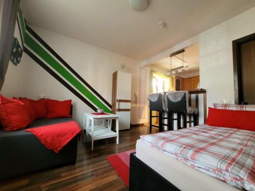 ein Schlafzimmer mit einem Bett und einem Sofa in einem Zimmer in der Unterkunft Ferienwohnung Kreuz in Grassau