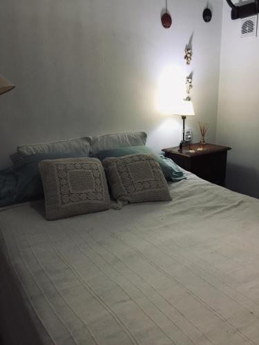 Una cama con dos almohadas encima. en departamento en Retiro 1dormitorio en Buenos Aires