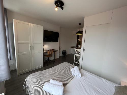 een slaapkamer met een bed met twee handdoeken erop bij Caph YourHostHelper in Caen