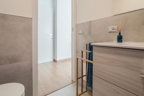 une salle de bain avec un lavabo et des toilettes dans une chambre dans l'établissement Cagliari Modern Studio near the Station!, à Cagliari