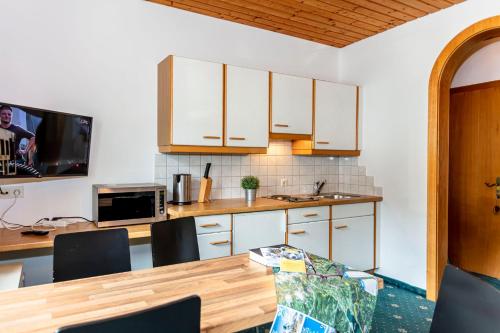 Kuchyň nebo kuchyňský kout v ubytování Appartements Dreimäderlhaus