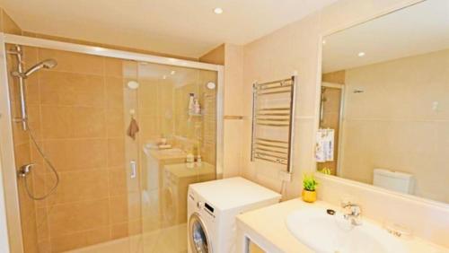A bathroom at Fantastic apartment sea view near Puerto Banus