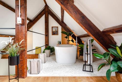 um quarto com banheira e vasos de plantas em Railway Forge Loft em Haarlem