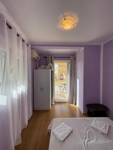 Rooms Florie في بيشيشي: غرفة نوم بسرير وباب للباحة