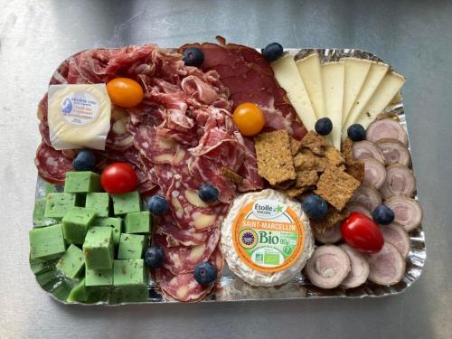 a plate of food with cheese and other foods at Maison familiale in Moncoutant