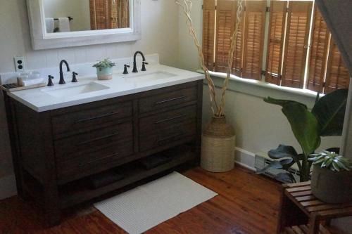 W łazience znajduje się umywalka i lustro. w obiekcie The Frogtown Inn w mieście Canadensis