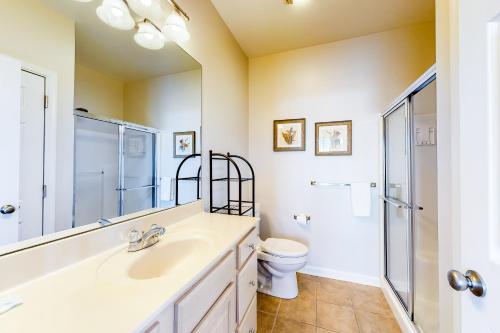 W łazience znajduje się umywalka, prysznic i toaleta. w obiekcie The Tides -- 20007 Sandy Bottom # 4202 w mieście Rehoboth Beach