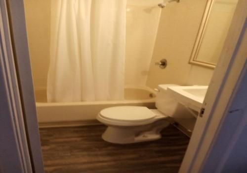 y baño con aseo, lavabo y ducha. en Empress Hotel, en Nueva Orleans