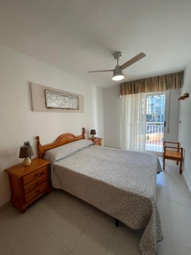 a bedroom with a bed and a window at Alpen1 Forner in Peniscola