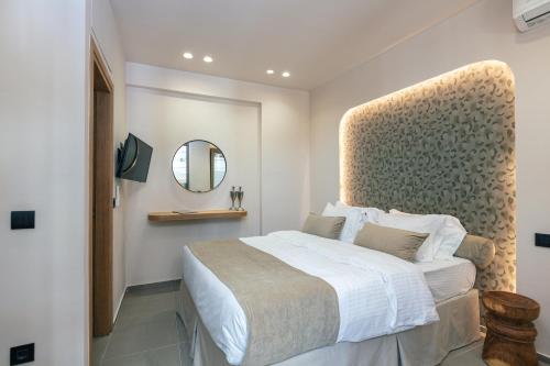 1 dormitorio con 1 cama grande y espejo en Old City Apartments, en Heraclión