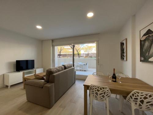 uma sala de estar com um sofá e uma mesa em Apartamento Horta de Santa Maria em Cambrils