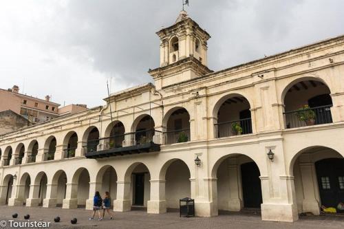 dos personas de pie frente a un edificio con una torre de reloj en Ruuhma en Salta