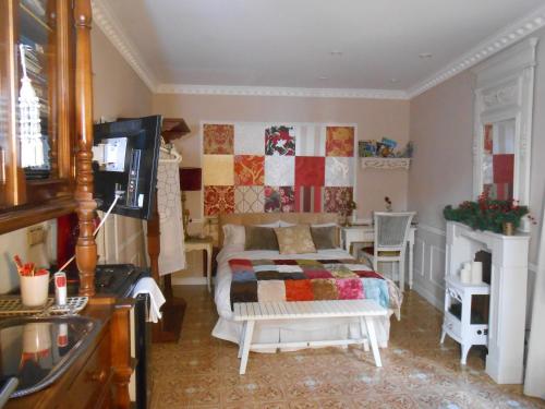 a bedroom with a bed and a table in it at Habitación en costa vasca a 7 minutos de la playa in Mutriku