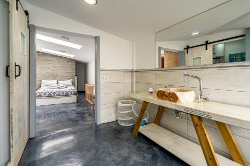 łazienka z umywalką oraz sypialnia z łóżkiem w obiekcie Villa Paraíso w Corralejo