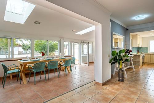 cocina y comedor con mesa y sillas en Villa Paraíso, en Corralejo