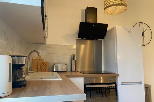 uma cozinha com um frigorífico e uma bancada em Love nest with sea view in the heart of the Panier em Marselha
