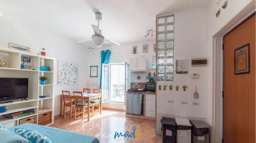 un soggiorno con cucina e una sala da pranzo di Madò Apartments Egnazia a Bari