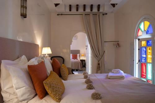 מיטה או מיטות בחדר ב-Riad LAMDINA