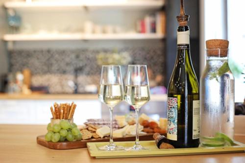 una bottiglia di vino e due bicchieri di vino su un tavolo di Moft Loft. Lovely, comfy apartment. a Cluj-Napoca