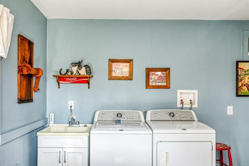 lavadero con 2 lavadoras y lavamanos en Herons Rest, en Moneta