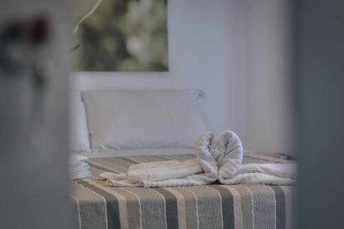 uma pilha de toalhas sentadas em cima de uma cama em La Casa di Eolo em Licata