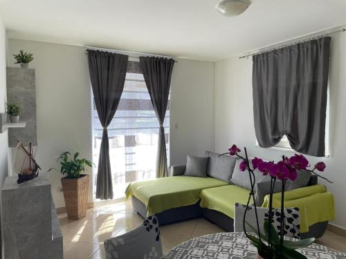 - un salon avec un canapé et une fenêtre dans l'établissement Apartments Santa Marija, à Dol