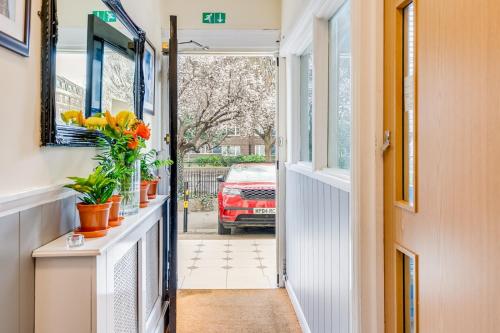 eine offene Tür zu einem Haus mit einem Auto draußen in der Unterkunft Belmont Hotel in London