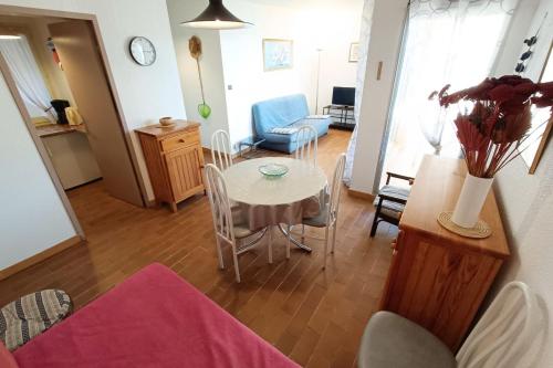 Bright cocoon with shared pool in Bandol