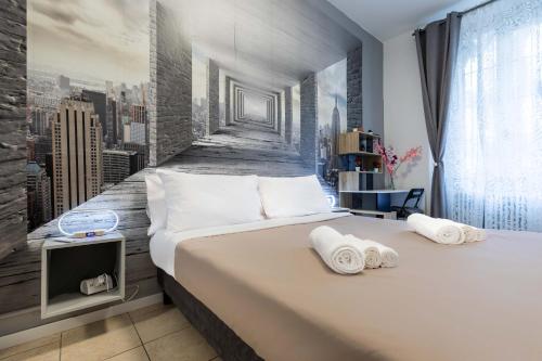 una habitación de hotel con una cama grande con toallas. en Milano - Buenos Aires - wi-fi - Netflix - metro en Milán