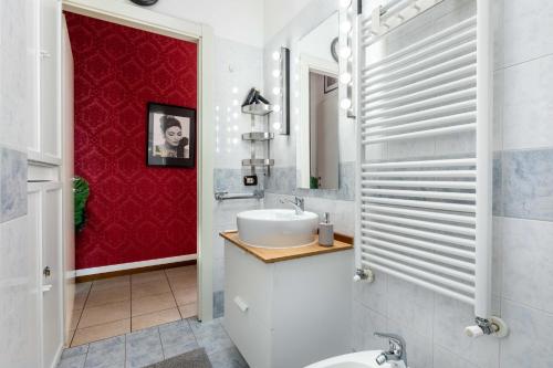 baño con lavabo y pared roja en Milano - Buenos Aires - wi-fi - Netflix - metro en Milán