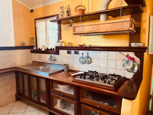 een keuken met een fornuis en een wastafel bij La Tuga appartamento stile marinaro sul mare in Imperia