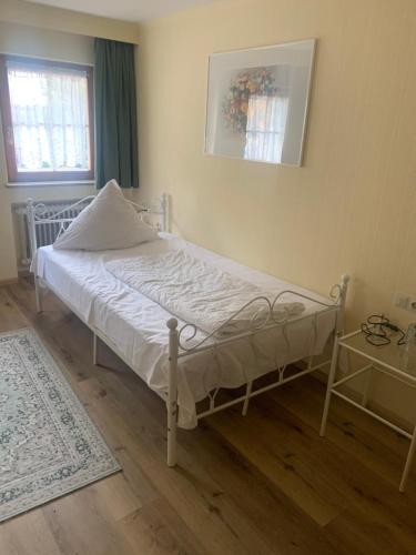 Кровать или кровати в номере Hotel Maien