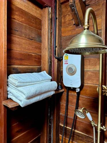 a room with a stack of towels and a lamp at RuenKijja in Ban Kroen